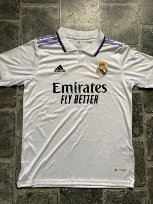 Real Madrid fotbollströja  - ⚽️🏳❄️Real Madrid fotbollströja från denna säaong⚽️🏳❄️ nyskick ställ gärna frågor om det är något ni undrar🤝