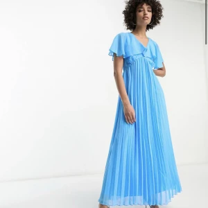 Oanvänd balklänning  - Säljer denna superfina, turkosa balklänning från Asos. Den är helt oanvänd med lapparna kvar och jag säljer den då jag valde en annan balklänning och inte längre kan returnera denna💕Frakten ingår i priset! 