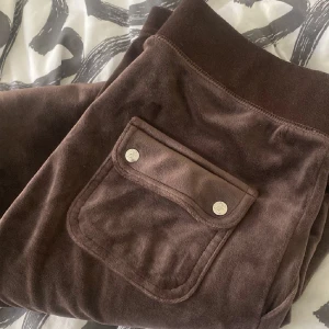 Bruna juicy  - Säljer mina bruna juicy byxor då att dem inte kommer till användning! Köpta rätt så nyligen i väla butik. Pris 550kr och storlek S. Jätte fina och inga skador.