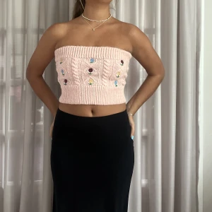 Zara stickad tubetopp - Stickad tubetopp från zara med blommor på