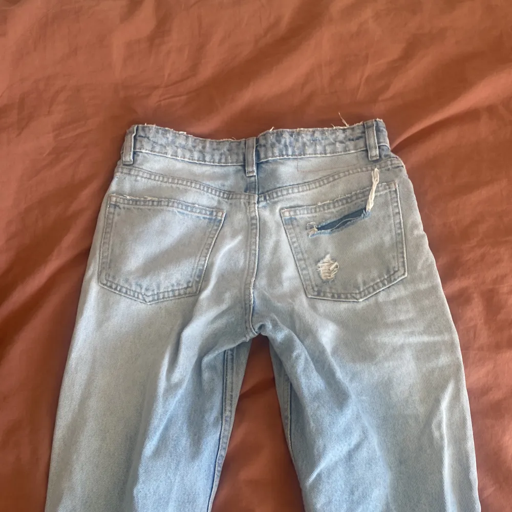 Ljusblå jeans från zara Hål . Jeans & Byxor.