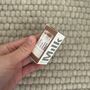 Milk bronzer - Säljer denna oanvända mini bronzer stick från Milk💗 Helt ny och oöppnad förpackning. Nypris ligger på ca 290 kr🥰