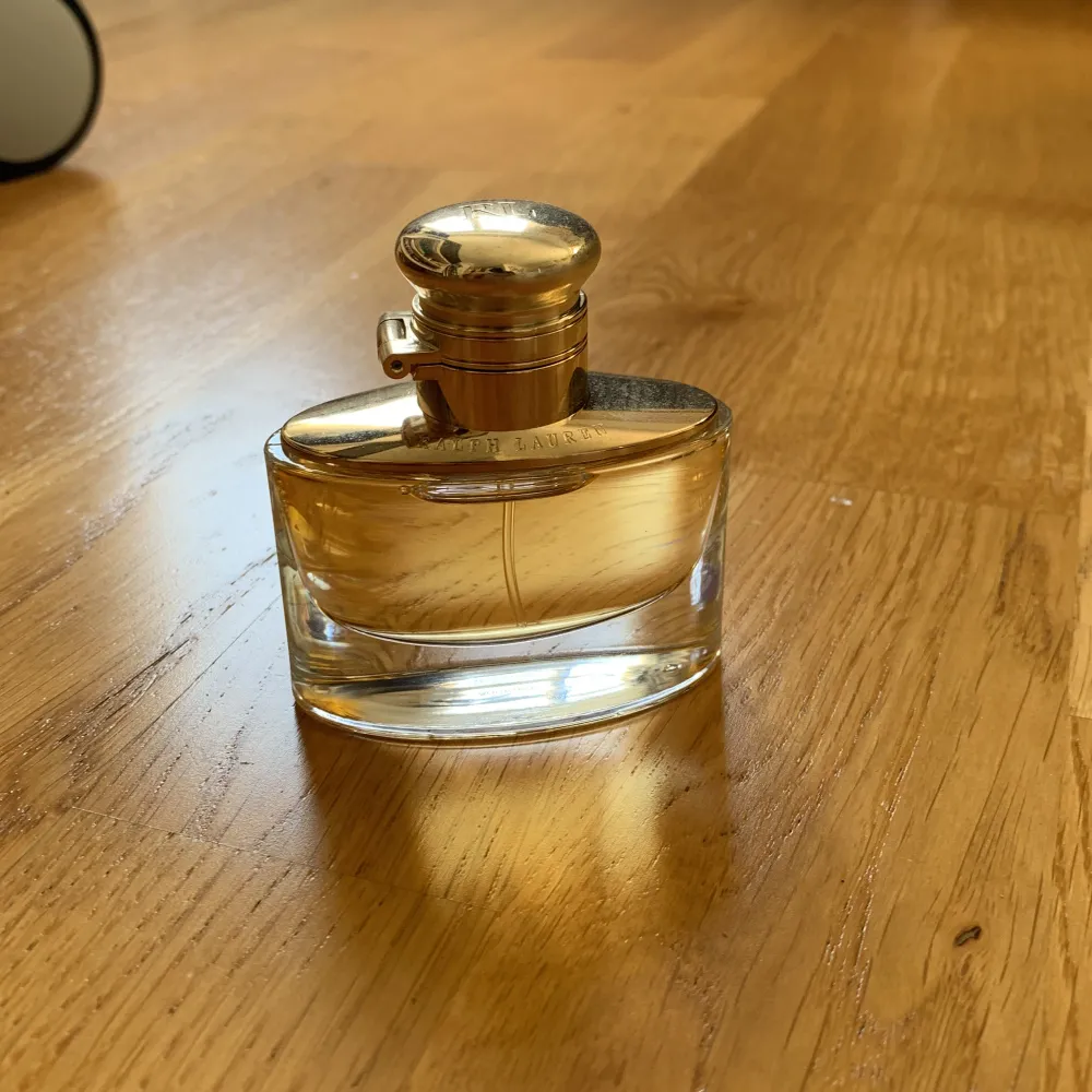 Parfym (EdP) Ralph Lauren ”Woman” 30 ml. Aldrig använd. Nypris som billigast 529, som högst 676. . Accessoarer.