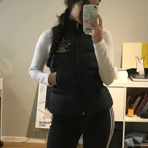 Ralph lauren väst  - Säljer denna supersöta västen från Ralph lauren!! Västen går att använda på två olika sätt!! 😍 Ena sidan är rosa, medans andra är grön/blå✨ I mycket bra skick!!   Skriv gärna om du har fler frågor🥰