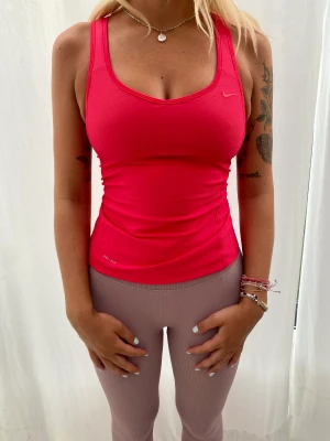 Träningslinne från Nike - Jättefint skönt träningslinne från Nike storlek S. Dri-fit modell. Rosa/röd färg 💗💗