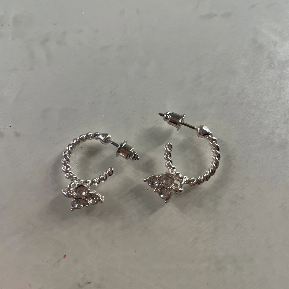 Silverfärgade örhängen