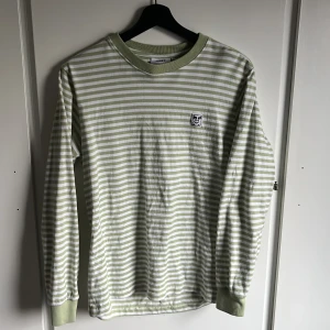 Long sleeve - Randig long sleeve från carlings märke OBEY. Ljusgrön och vit. Skick 10/10 toppen kvalitet.