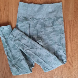 Träningsbyxor - Militärmönstrade träningsbyxor med scrunch 