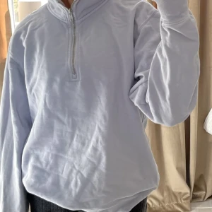 Brandy Melville tjocktröja  - Använd fåtal gånger, passar xs-s och är mer ljuslila än blå skulle jag säga
