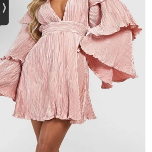 Rosa klänning - Köpte denna klänningen från boohoo, Klänningen har kvar prislapp men även kvar i påsen. Den passade inte mig, & skulle skicka tillbaka, men funkade inte. 