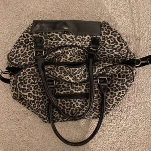 Weekend-väska - trasigt lås annars fint skick. 