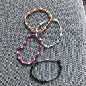 Egengjorda pärlarmband - Säljer armband för 25kr st (och sedan går frakt på 20kr inl kuvert + frimärke) = 40kr/st