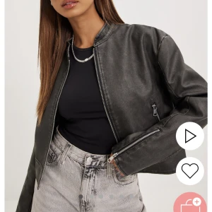 Skinnjacka  - Helt oanvänd skinnjacka från Nelly, beställde två storlekar så därav att jag säljer den❣️Nypris 899kr mitt pris 699kr💕💕🥰  Köparen står för frakten🫶🏼❣️