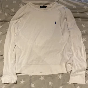 Polo Ralph Lauren tröja - Säljer nu min Polo Ralph Lauren tröja i storlek medium då jag inte använder den längre. Lite smuts vid kragen. Skriv till mig om du är intresserad eller om du har frågor!