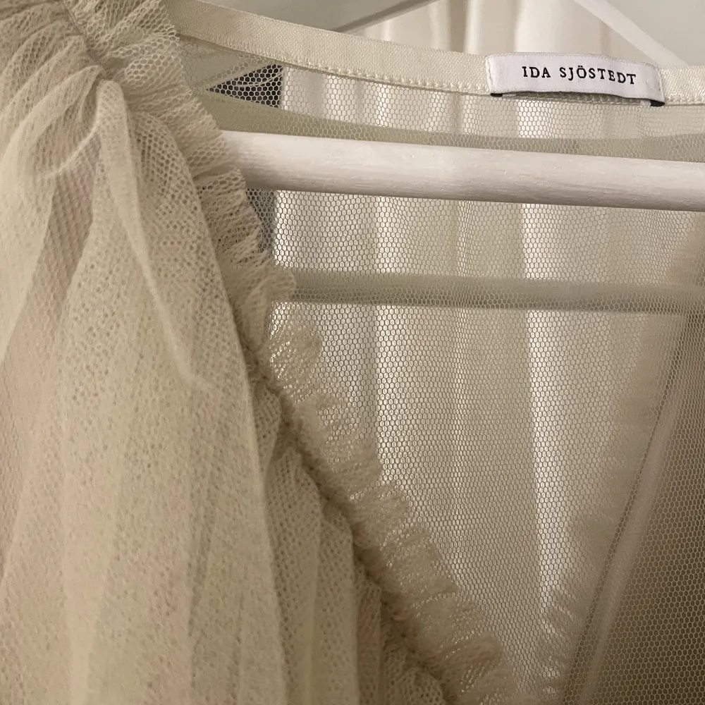 En superfin klänning från Ida Sjöstedt som köptes förra sommaren. Endast använd 1 gång så den är i nyskick!💕💕 Nypris 3699kr . Klänningar.