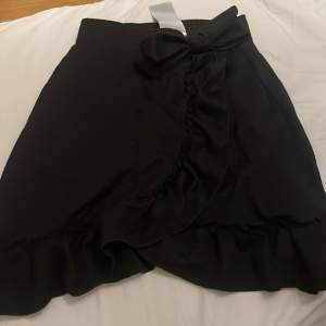 Svart kort kjol från Gina tricot, strl xs. Använda några gånger men i väldigt bra skick!🩵