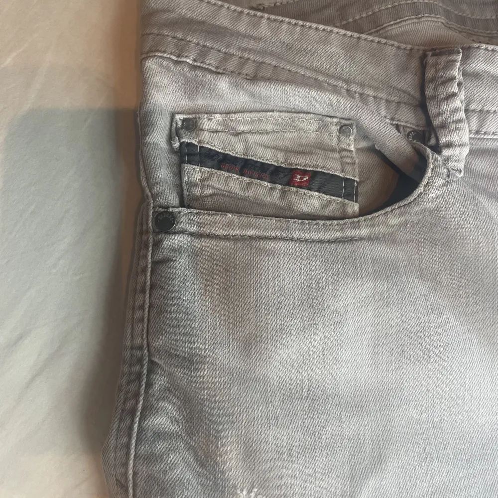 Snygga gråa diesel jeans köpta på sellpy som tyvärr är för stora på mig 🤍De är i storlek 29, midjemått 80 cm runt om! Säljer för 300+ frakt. !mid/low rise, typ lite bootcut men skulle säga mest raka. svårt att säga eftersom dem är för stora på mig!. Jeans & Byxor.
