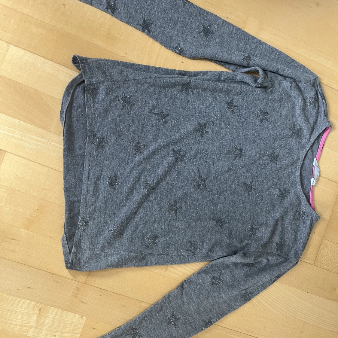 Stjärnig grå tröja