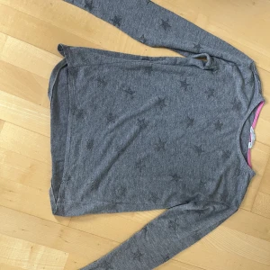 Stjärnig grå tröja - Säljer denna jätte fina grå tajta tröjan med stjärnor på, jag säljer den då den inte kommer till användning längre. Den är väldigt stretchiga och därför passar den XXS, XS, S (kannse M). Den är egentligen i storlek 146/152❤️❤️🫶, pris diskuteras vid köp
