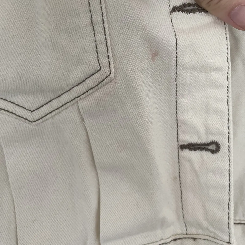 Jättefin somrig beige lite croppad jacka med bruna knappar från Zara. Jeansliknande material. Bra/ok skick, har några fläckar på vänster framsida (se bild 3) och på ena ärmen . Jackor.