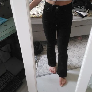 Jeans från zara - Utsvängda jeans från zara i ekologiskt bomull. Storlek 34. Mycket sjöna och snygga i stretch