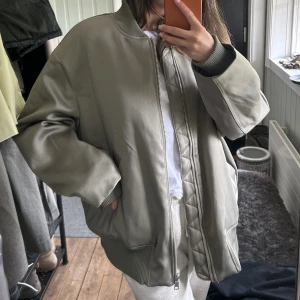 Grön bomberjacka från Hm satin L - Storlek L men jag har vanligtvis S så passar fler storlekar beroende på hur man vill att den ska sitta 