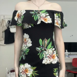 Klänning - Fin off shoulder volang klänning