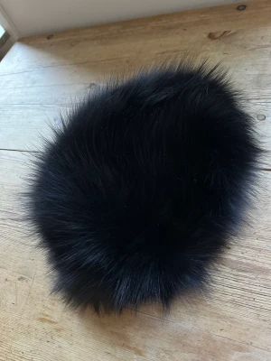 Rysk Pälshatt - Säljer min ryska pälshatt då den tyvärr är för liten för mig.  Aldrig använd!  Tveka inte att höra av er om ni har frågor! 