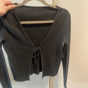 Söt kofta från brandy - Säljer denna fina kofta från brandy melville, använd ca 3 gånger och verkligen så fin!