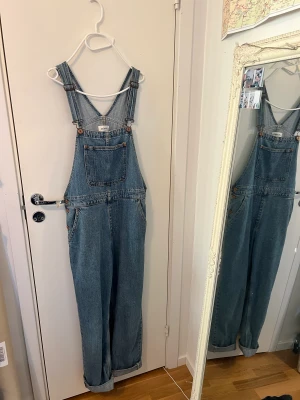 Hängselbyxor - Säljer dessa hängselbyxor då de inte kommer till användning. De är i superfint skick:) 