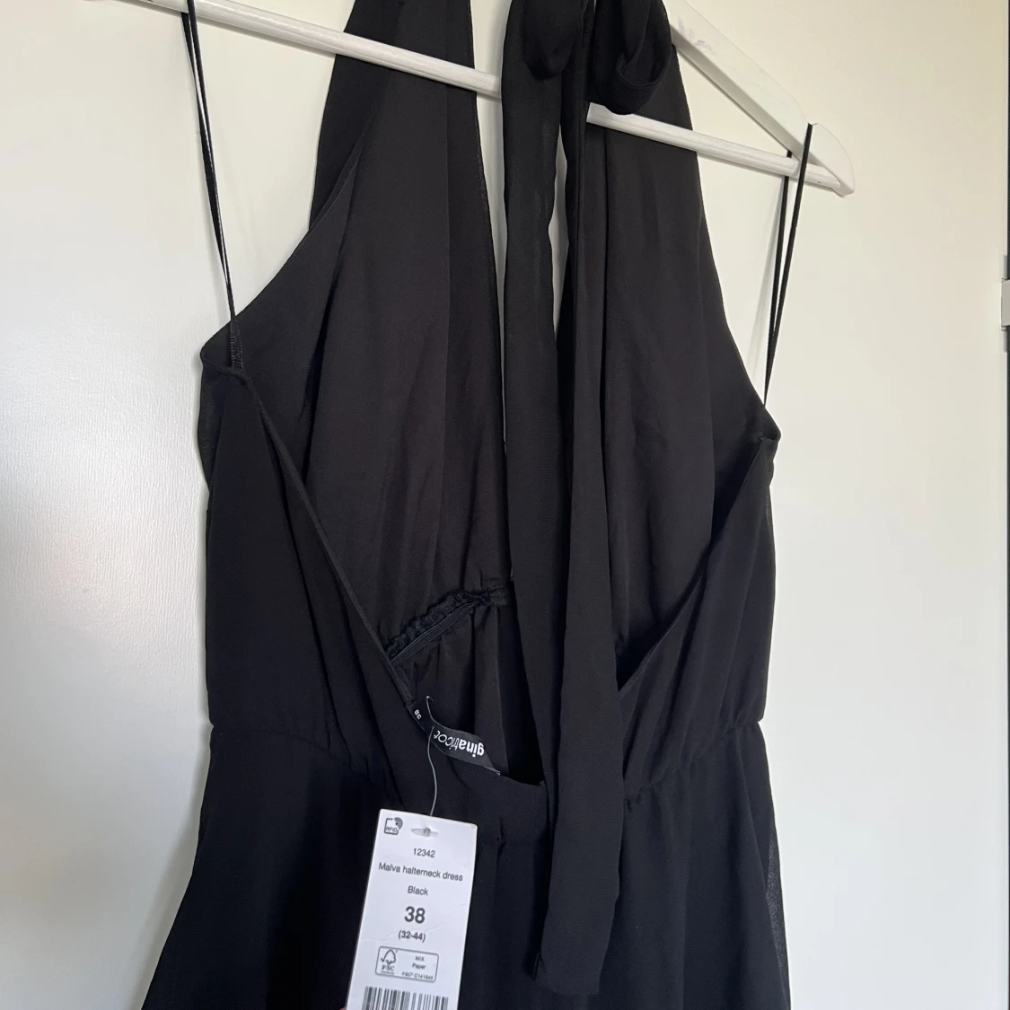 Svart ursnygg klänning från Gina Tricot  - 90