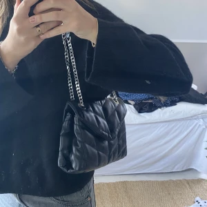 Svart väska  - En fin svart väska som ser ut som ny. Den är köpt från zalando. Den går att ha som axelväska men också crossover🥰