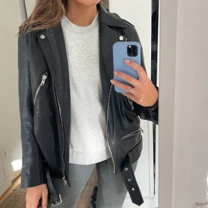 Skinnjacka - Skinnjacka i läderimitation från Carin Wester. Superbra skick. DM för fler bilder! 