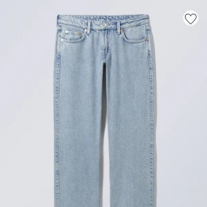 Lågmidjade jeans - Säljer mina blåa lågmidjade jeans från weekday. De är i nyskick o använda endast fåtal gånger.