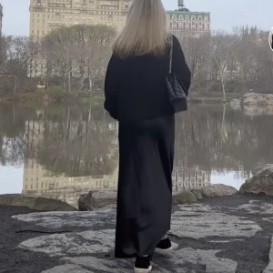 Lång satin kjol - Säljer denna långa satin kjol från Lindex som samt är helt slutsåld😍Stl XS. Köparen står för frakten. (Första bilden är lånad)