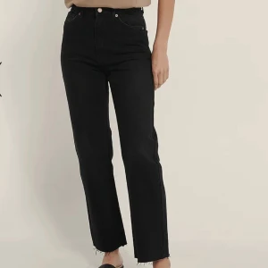 Svarta jeans - Snygga något använda jeans, säljer pga för små. 