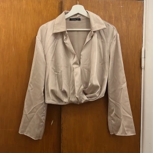 Blus - Superfin silver/beige satinblus från Boohoo. Kommer inte till användning 