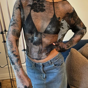 Tröja med mönster  - En cool tröja i typ nät men blommigt mönster i svart o vitt Funkar de flesta storlekar från xs-L beroende på hur man vill att den sitter  Jag har xs- s   Köparen betalar frakten på 66kr Postnord spårbart 