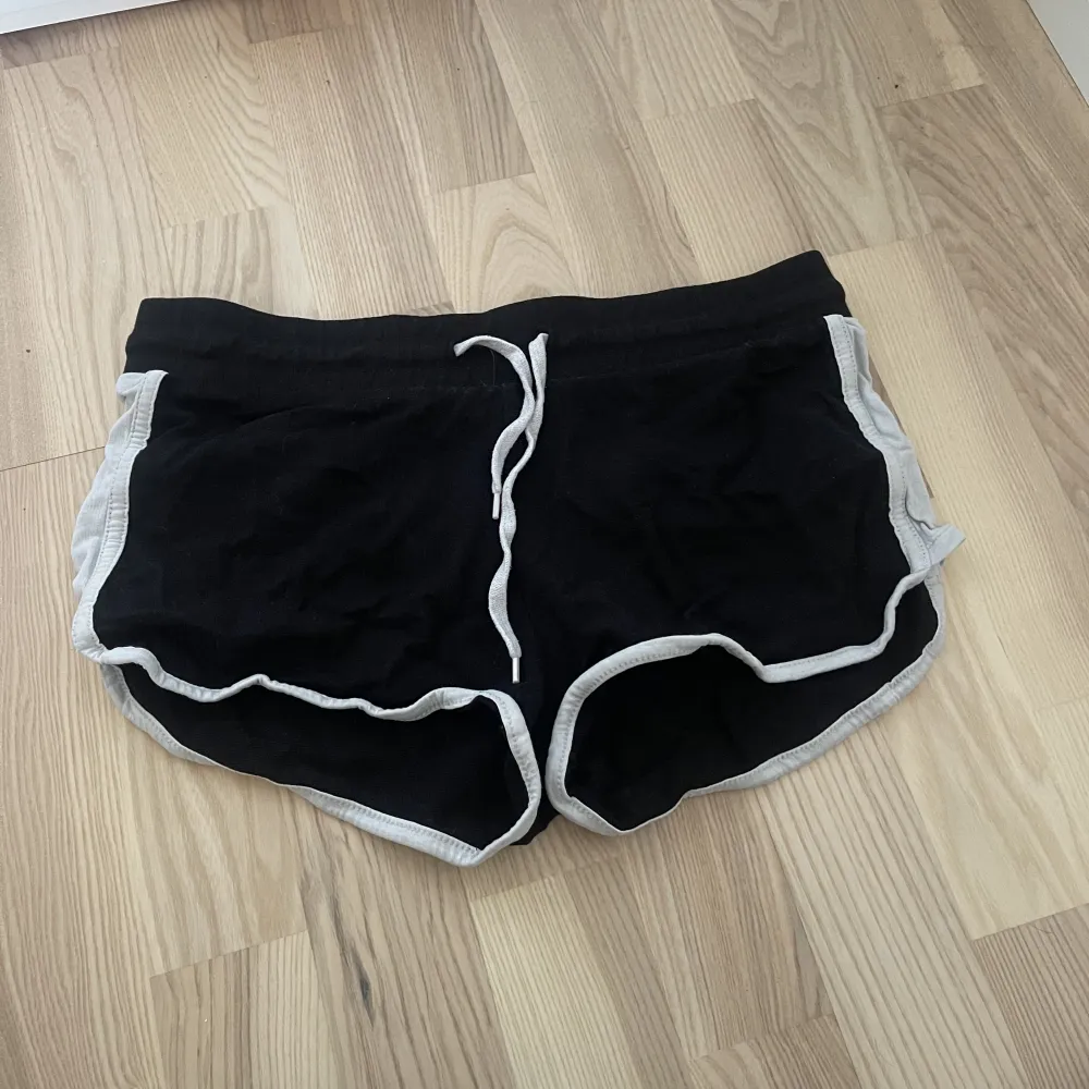 Korta shorts som kan användas som pyjamas shorts eller vanliga shorts. Perfekt nu till sommaren när det blir varmare. . Shortsit.