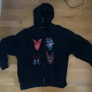 Abundant hoodie - Gammal abundant hoodie som inte säljs längre, väldigt bra skick då bara några rhinestones fallit av. Priset kan diskuteras vid snabb affär.
