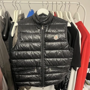 Moncler GUI - Säljer denna Moncler GUI väst Size: 1 (S) Skick: 9/10, inga flaws Pris: 3500:-  Skriv för fler bilder eller frågor 😁  Finns 150+ referenser att visa upp 