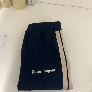 Palm Angels Trackpants- Navyblue  - Säljer dessa Palm Angels Trackpants  Storlek: Large Skick: 9/10 Pris: 2700:-  Skriv för fler bilder eller frågor 😁  Finns 150+ referenser att visa upp 