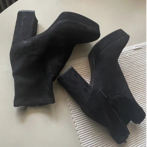 Klackskor - Från H&M, strl 40, ca 10 cm klack. Jättesnygga för en utekväll eller lite extra för casual 