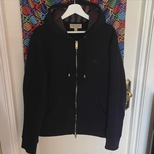 Burberry Checkered Zipped Sweatshirt(Black) - (New) ForSale:3399kr Retail:6500kr Burberry Checkered Zipped Sweatshirt(Black) Size:L Condition:10/10 Like New Dm for more info&pics