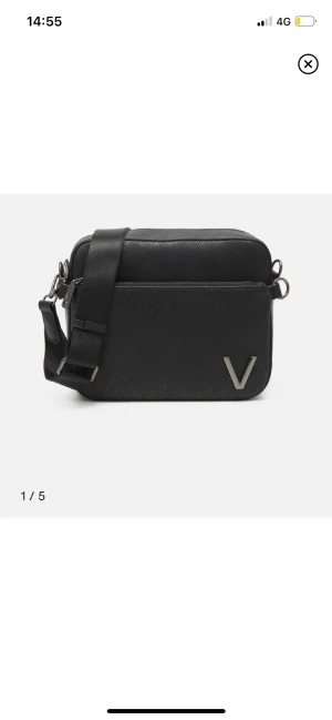 Valentino väska  - Säljer för att jag inte använder, köpt för 1300 från Zalando sälja billigt, 9/10 skick. 