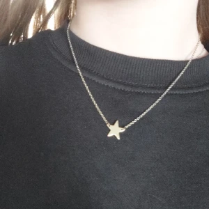 Smycken - Söta smycken för bra pris. Stjärnhalsbandet-10kr💕/Stjärnarmbandet-5kr🤍/Hjärtarmbandet-5kr🍓.  Skriv om ni är intreserad eller undrar något. Tryck inte på "köp nu" knappen utan kontakta privat🤍👍🏼😘