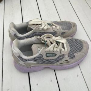 Coola adidas sneakers 💜🤍 - Jättesnygga sneakers från adidas. Använda ett fåtal gånger! Storlek 40 2/3 🤍💜
