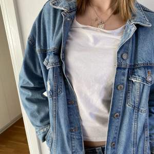 Denna jeansjacka är av jeansmaterial i bra kvalité. Den är köpt secondhand och använd ett par gånger. Den har några medvetna rivningar men det är meningen. 