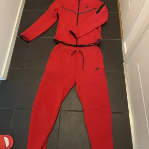 Nike teech fleece - Helt ny Nike teech fleece. Byxorna är storlek S och tjocktröjan är i storlek xs. 