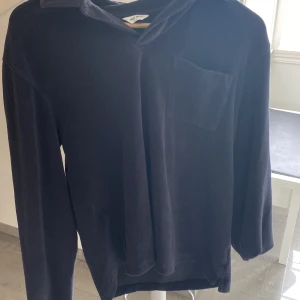 Frotté tröja - Säljer den trendiga frotté tröja från brothers. Den är i nyskick och har inga skador skriv om du har funderingar!